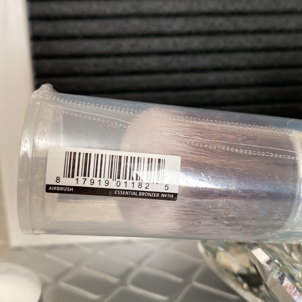 🦄 5/$55 IT COSMETICS Airbrush Essential Bronzer Brush 114 ⭐️NEW⭐️ - Picture 5 of 6